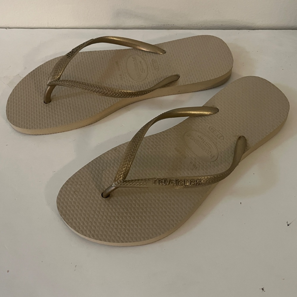 NWT Havaianas Tan and Gold Flip Flops